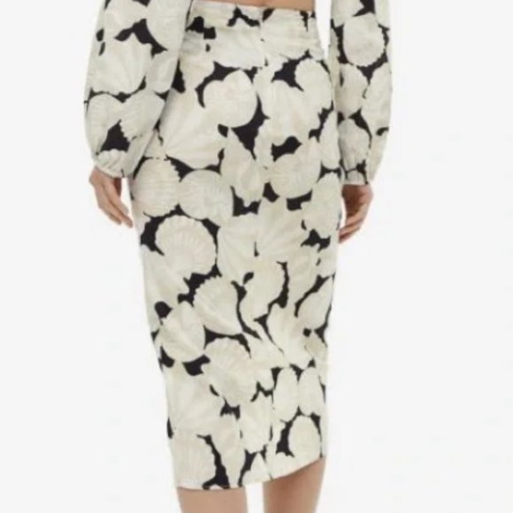 H&M linen blend seashell knot detail skirt with slit size 2 midi with slit NWT - Picture 3 of 4